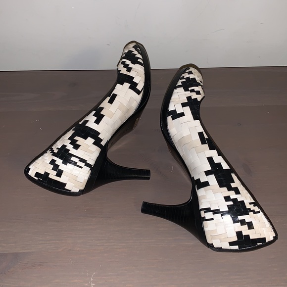 Cole Haan Cream and Black Woven Leather Peep Toe Pumps - Women’s Size 7 - Picture 6 of 8